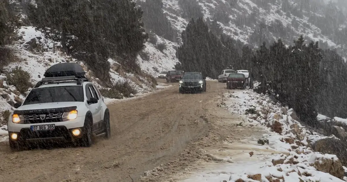 Kaş’ta kar sürprizi: Kar görmek isteyenler yolu kilitledi