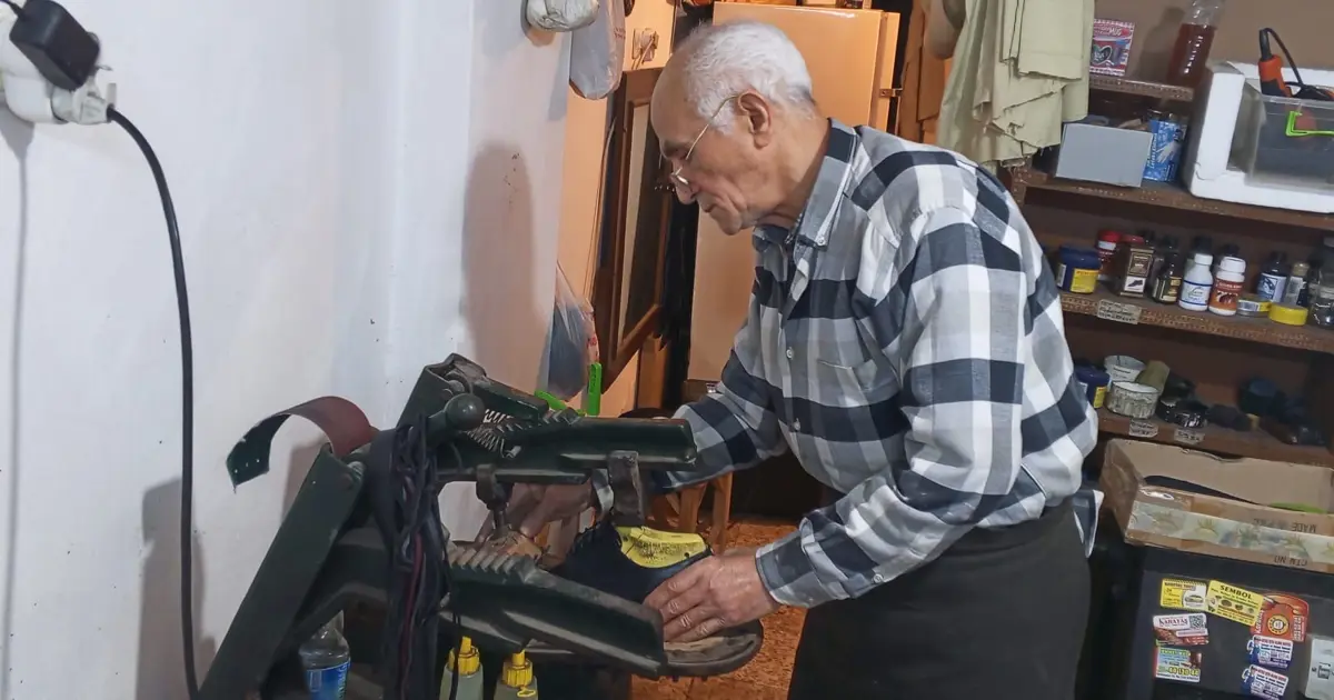 60 yıldır mesleğini sürdürüyor. Fabrikalara ve makinelere karşı direniyor