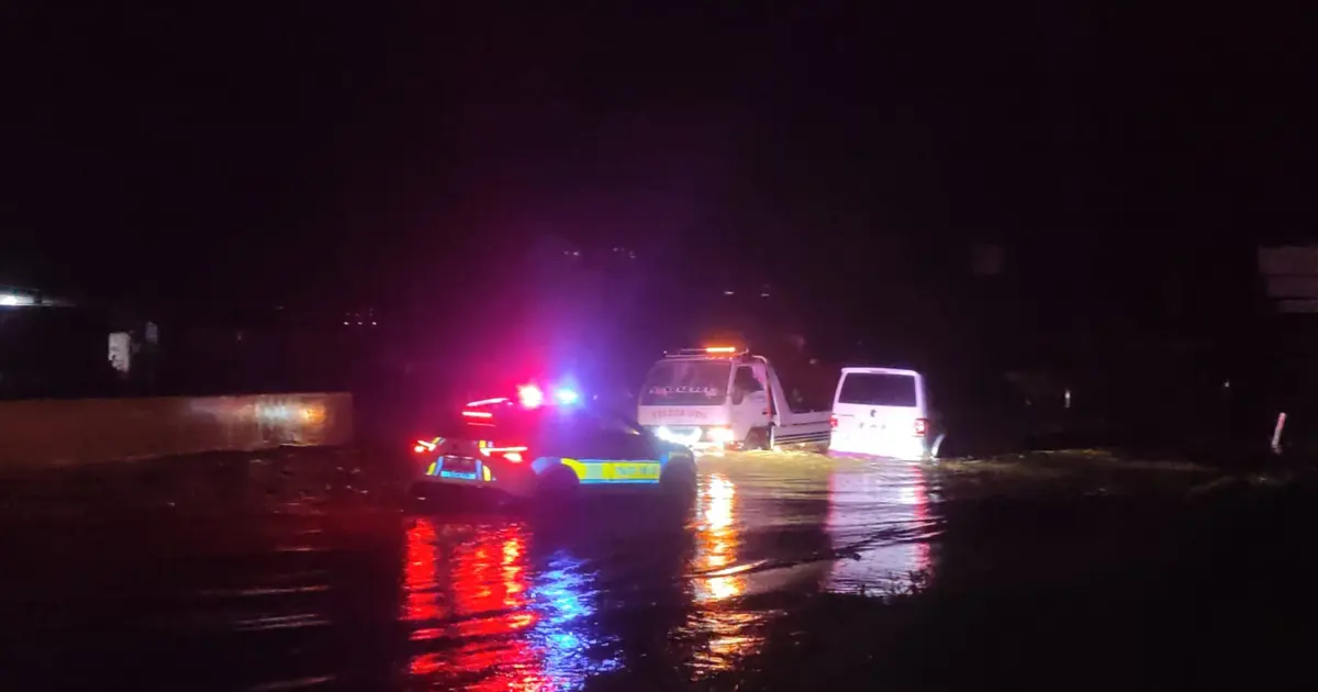 İzmir’de sel. Karayolu suyla kaplandı