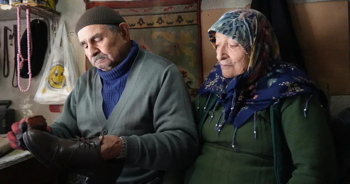 Her sabah el ele yürüyorlar. 64 yıllık dükkanını eşiyle açıyor
