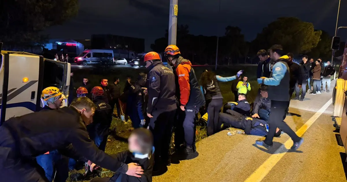 Antalya’da ceza infaz kurumuna ait servis aracı devrildi: 16 yaralı