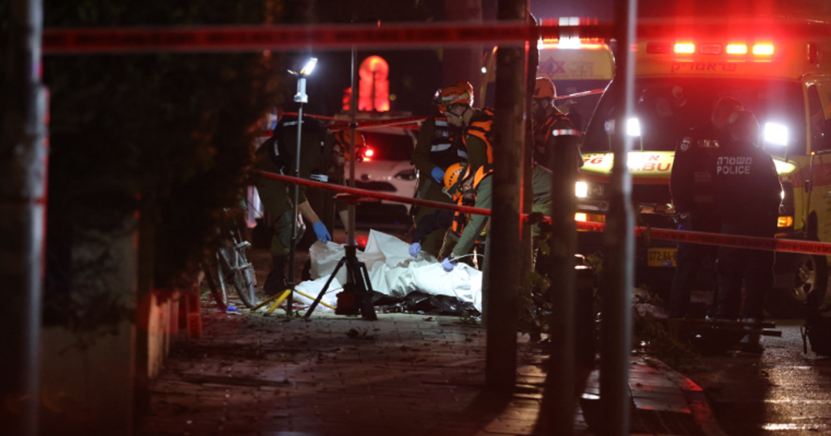 İran çok başlıklı füzelerle Tel Aviv’i vurdu: 1 ölü