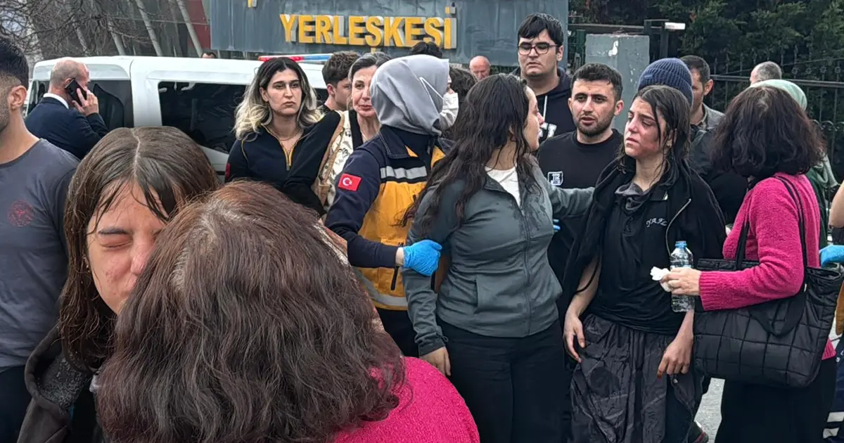 Lise laboratuvarında deney sırasında patlama. Öğrencilerin elleri ve yüzleri yandı