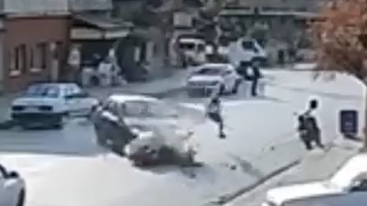 Hatay’da yürek sızlatan görüntüler! Araca ok gibi saplanan motosikletli havada taklalar attı