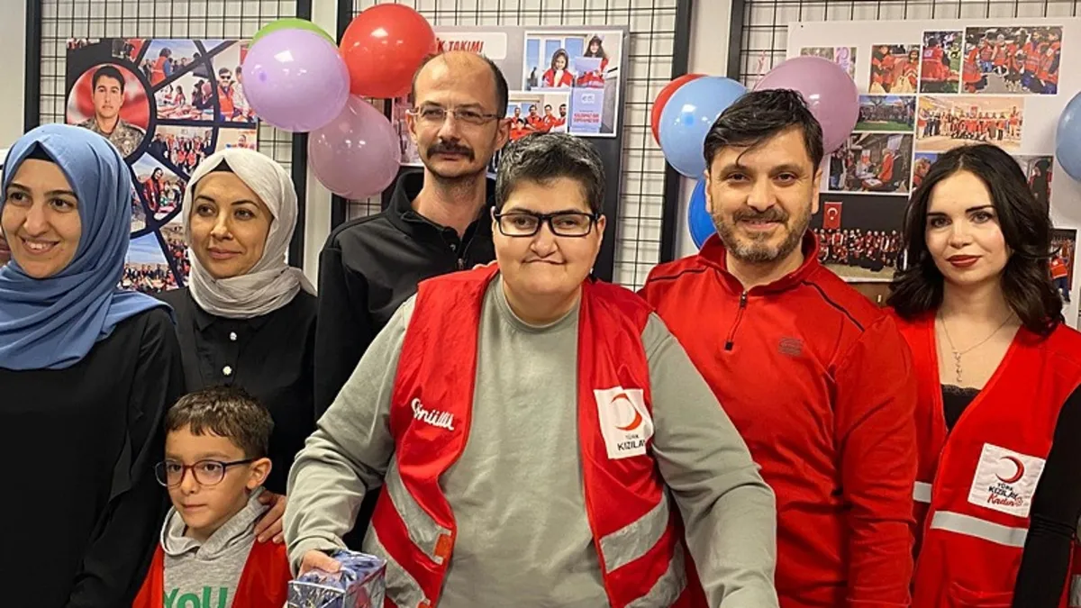 Kızılay’dan depremzede Mehmet’e sürpriz doğum günü