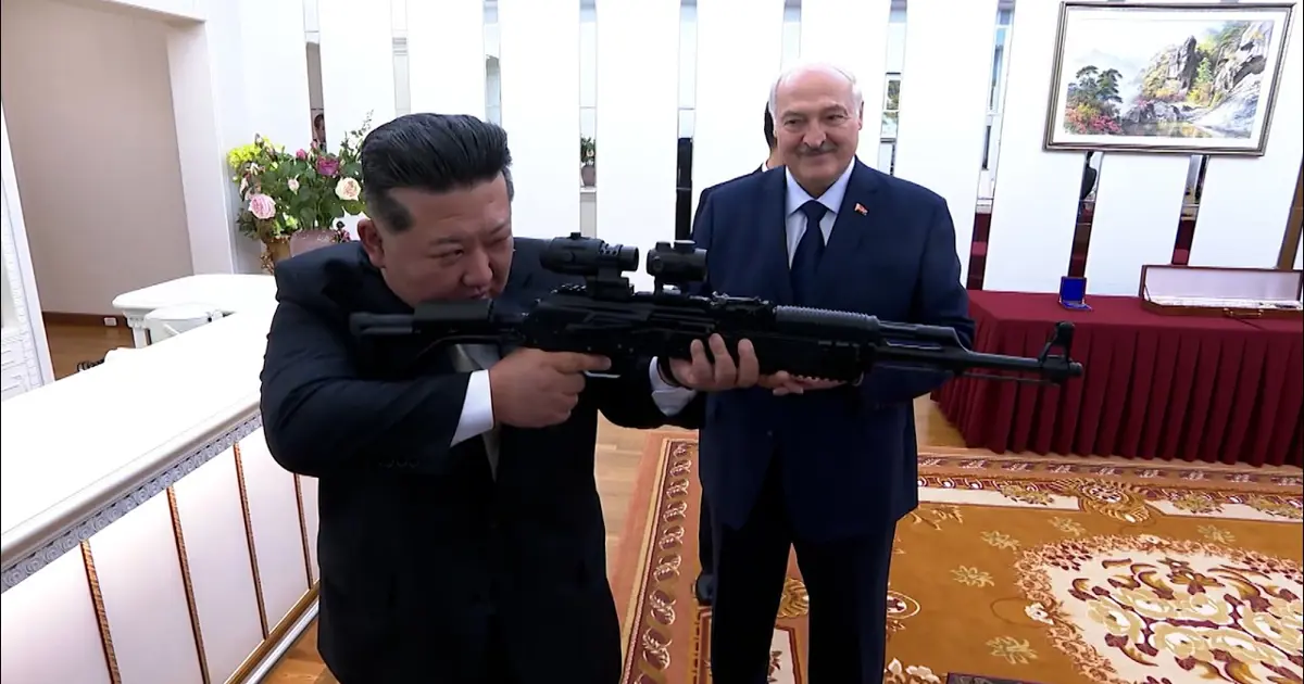 Lukaşenko’dan Kim Jong Un’a silah hediyesi. “Düşman çıkarsa diye”