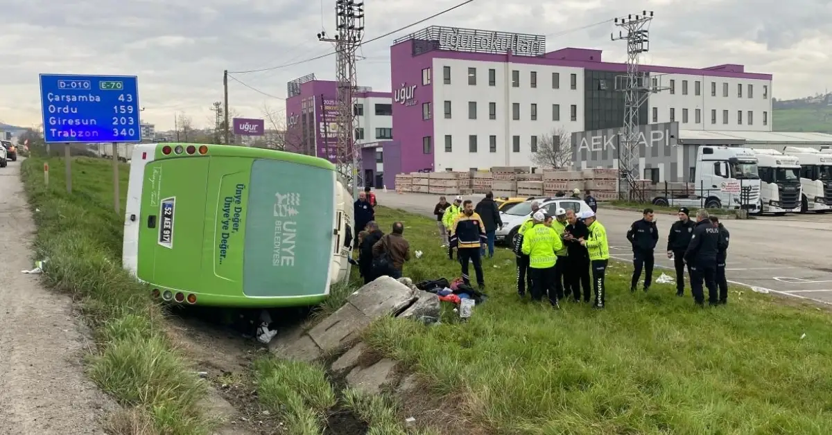 Samsun’da öğrenci servisi devrildi: 11 yaralı