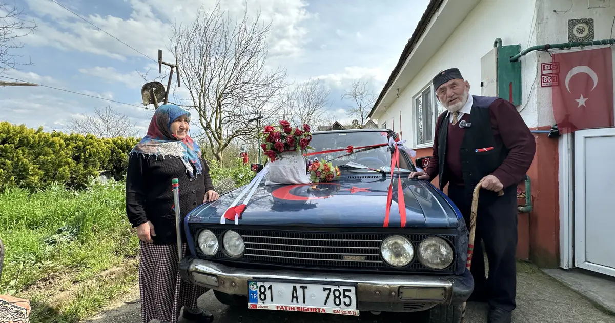 86 yaşındaki Adem dede eşine aşkını haykırdı. Gelin arabası süsledi, şiir yazdı