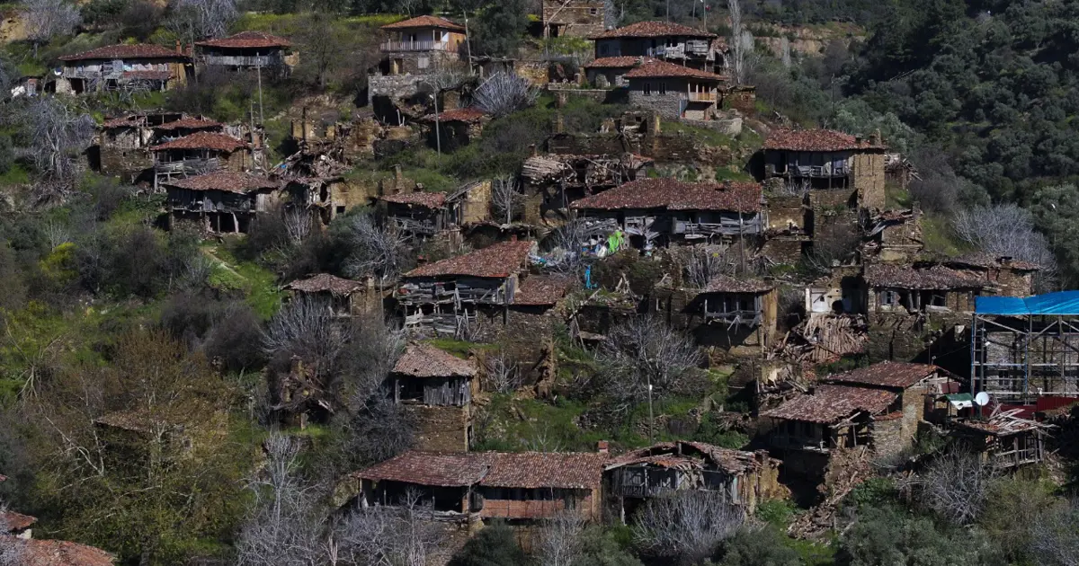 Ege’de hayalet köy. Yalnızca üç evde yaşam var