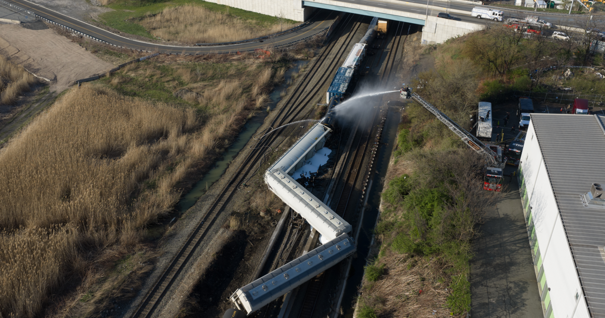 New Jersey’de yük treni raydan çıktı. Kimyasal sızıntı alarmı