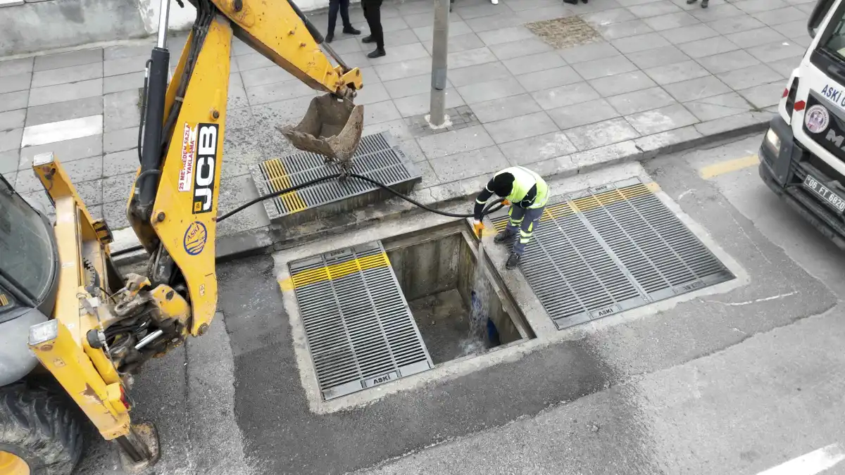 Başkent’in yağmur suyu altyapısında temizlik ve bakım çalışmaları sürüyor