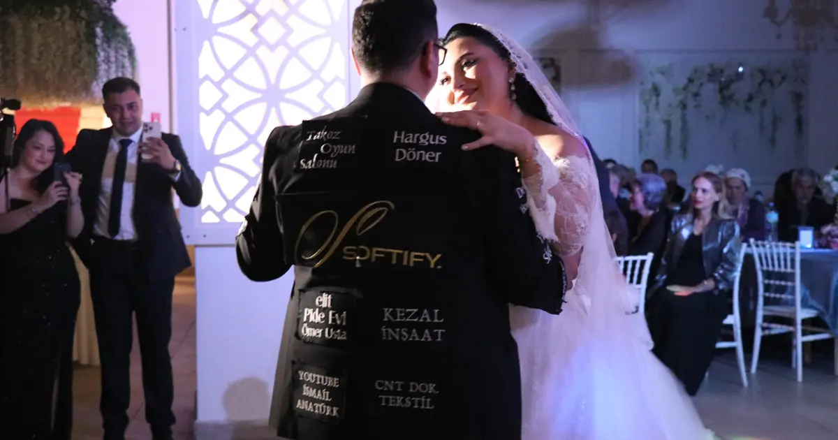 Hayretler içinde bıraktı. Düğün masrafını düşürmek için damatlığını reklam panosuna çevirdi