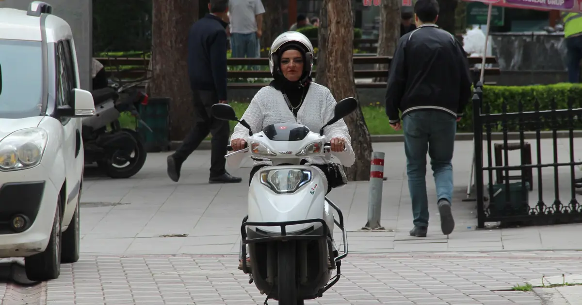 Evde anne, sokakta motokurye. Aile ekonomisine katkı sağlıyor