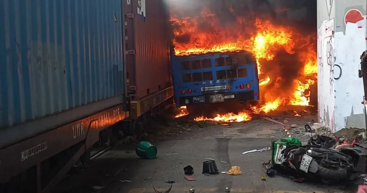 Dehşet anları kamerada. Tayland’da tren otobüse çarptı, 8 ölü