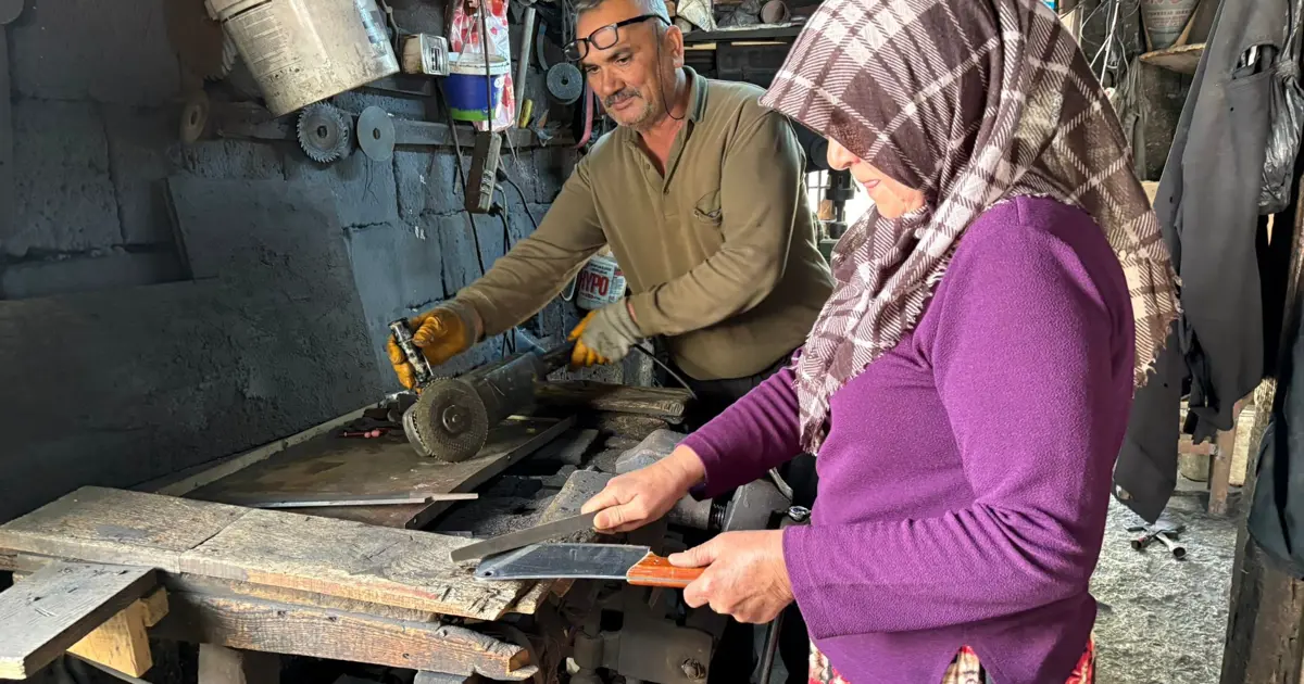 Eşine yemek, çay getiriyordu. Örs başına geçti