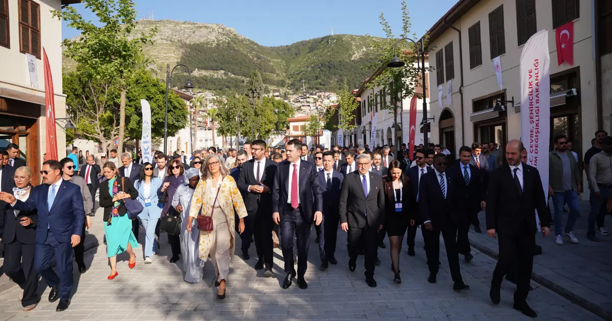 Bakan Kurum, yabancı konuklara Hatay’ı gezdirdi. “Asrın inşasını dünyaya gösterdik”