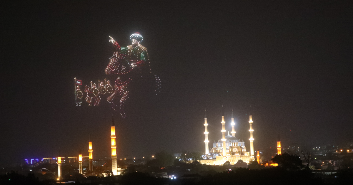 Edirne’de İstanbul’un fethi kutlandı. Sağanak altında bin dronla gösteri
