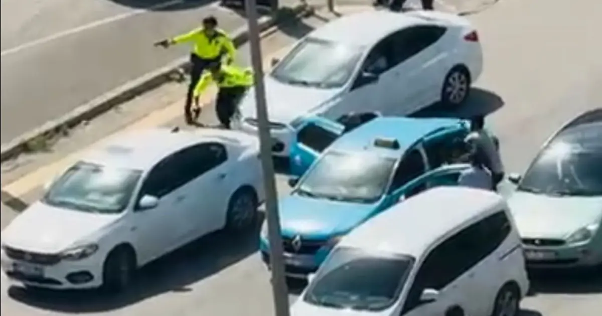 Kız arkadaşı ile taksi sürücüsünü rehin aldı. Saldırganların yakalanma anı kamerada