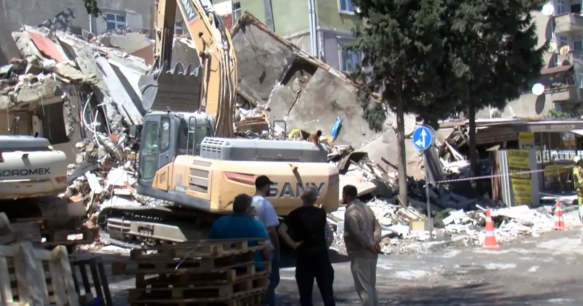 Küçükçekmece’de yıkımı yapılan bina çöktü