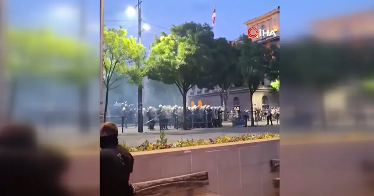 Sırbistan’da ortalık karıştı: İktidar karşıtı protestocular polisle çatıştı