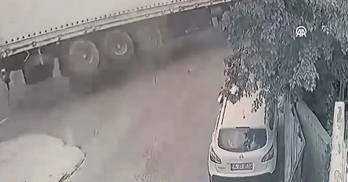 Korkunç kaza: Başakşehir’de devrilen tır 2 araca çarptı