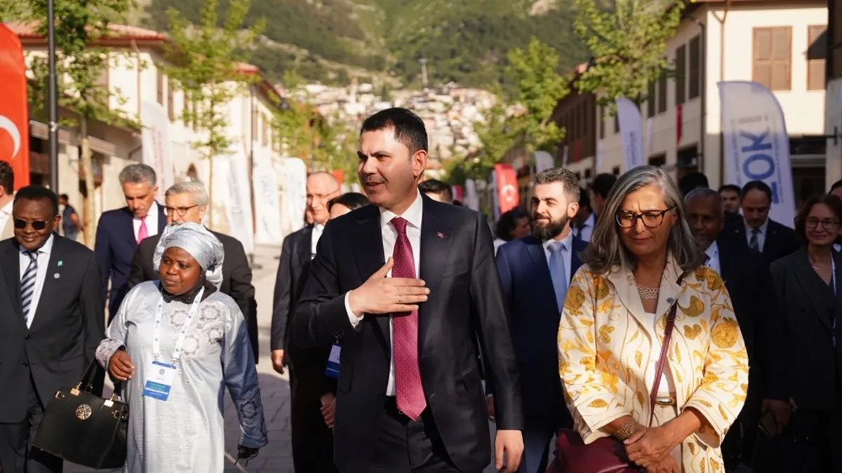 Bakan Kurum, Hatay’da Asrın İnşa Seferberliği’ni dünyaya anlattı: Birileri ‘yapılamaz’ dedi, Türkiye yaptı