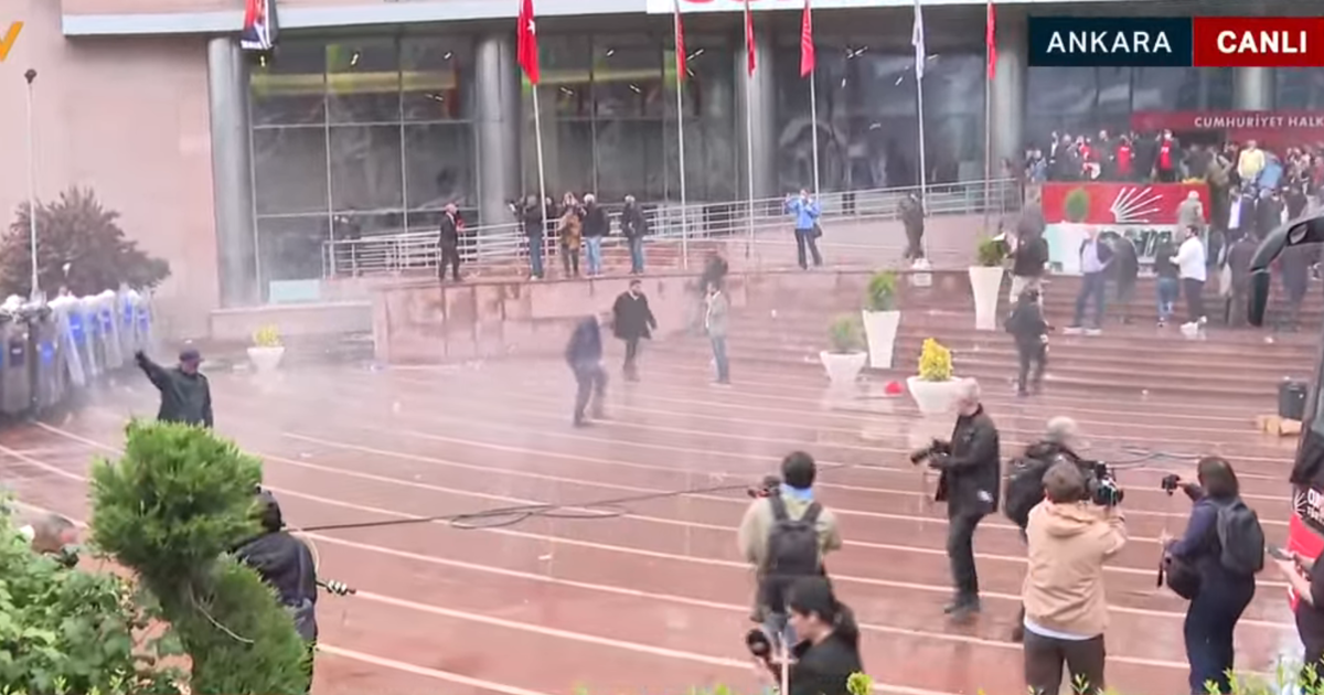 CHP Genel Merkezi’nde hareketli dakikalar. Polis tahliye için müdahale etti