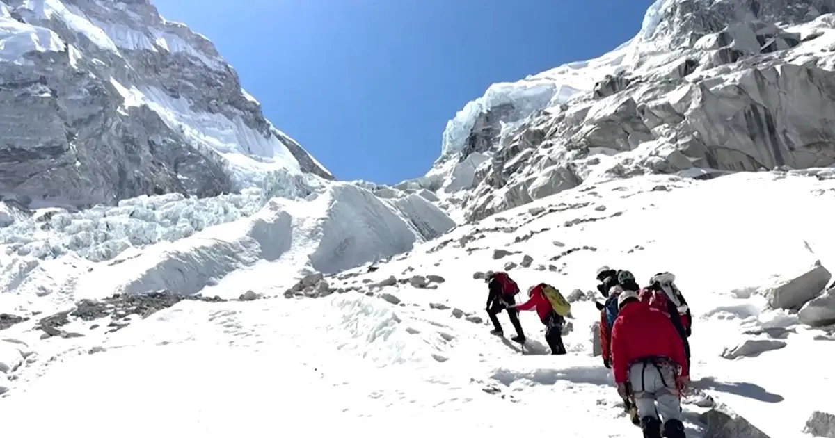 Everest Dağı’na bir günde 274 dağcı tırmanarak rekor kırdı