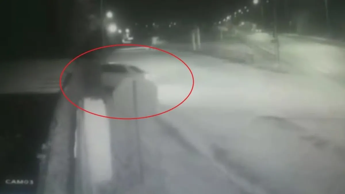 Hatay’da otomobil bahçe duvarına çarptı: O anlar kamerada
