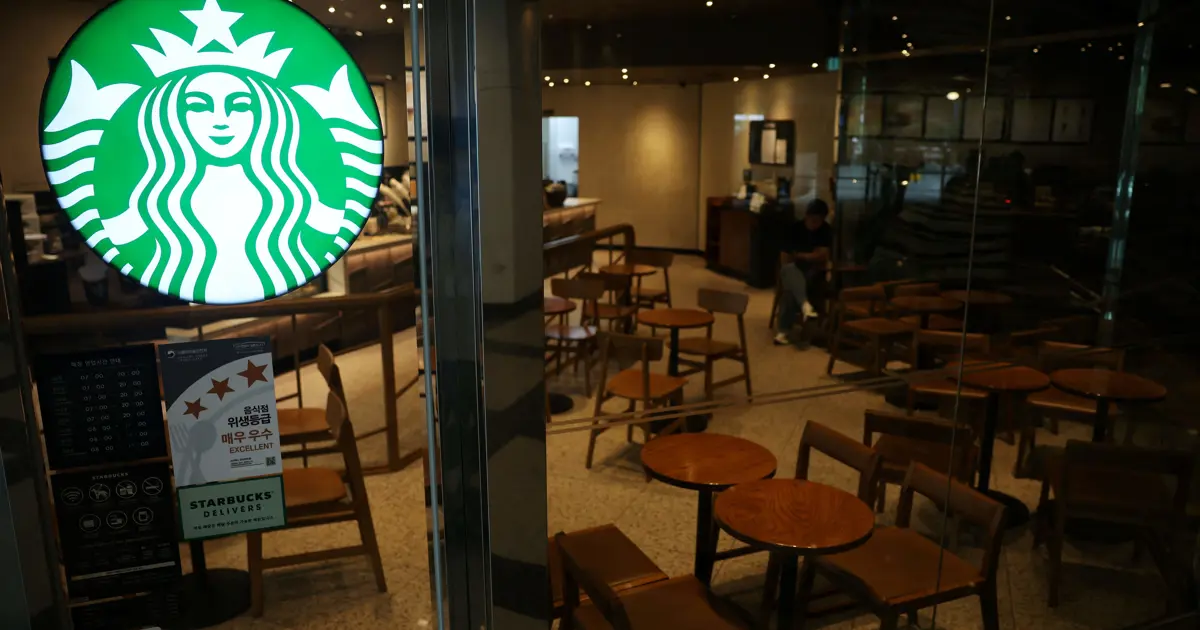 Güney Kore’de Starbucks krizi. Tüm şubeler yarım gün kapatılacak, tarih eğitimi verilecek