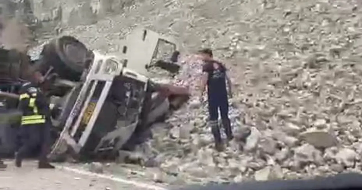 Freni patlayan TIR’dan atlayan sürücü öldü, 2 kişi yaralandı