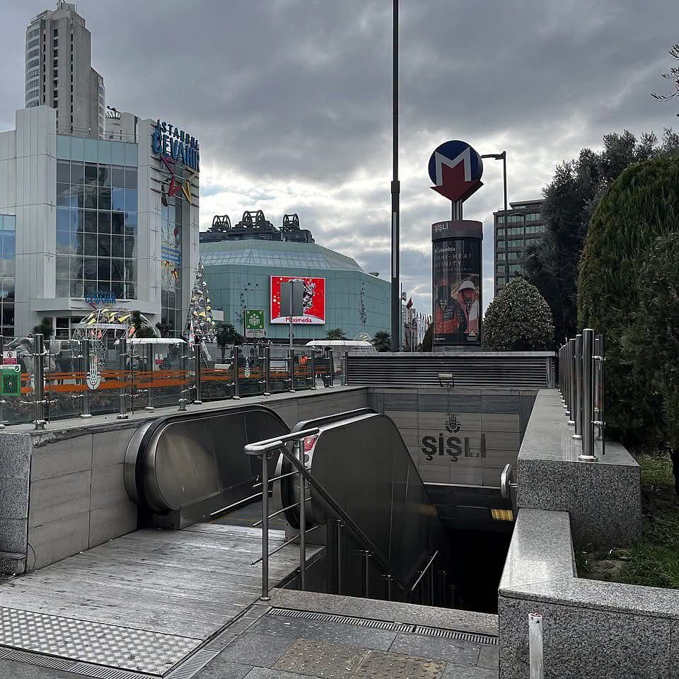 Şişli’de Metroda Yolcu İntihar Etti