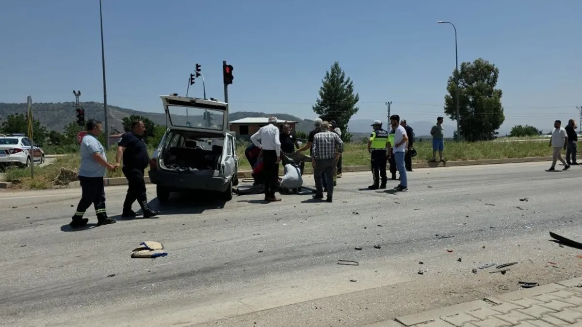 Hatay’da kaza: Seyir halindeki iki otomobil çarpıştı: 1’ağır 2 yaralı