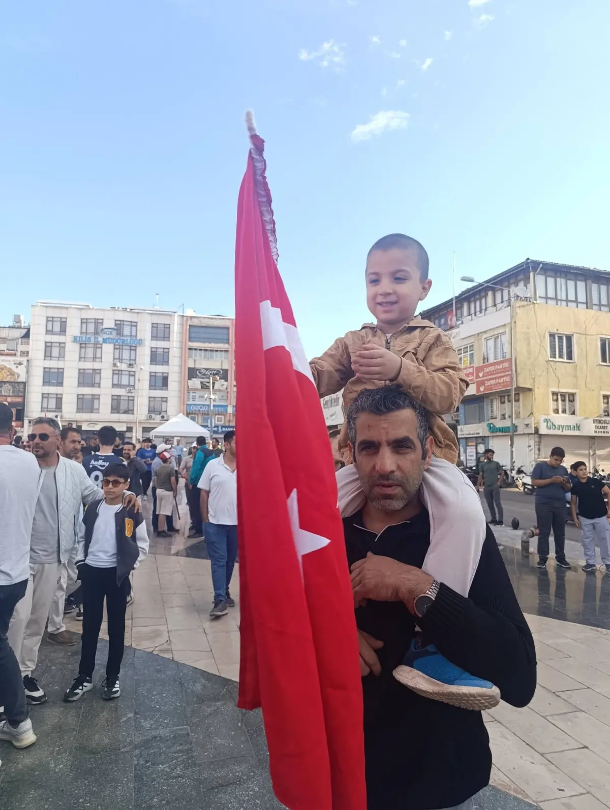 Cumhuriyet Meydanı Avustralya maçı için kırmızı beyaza büründü
