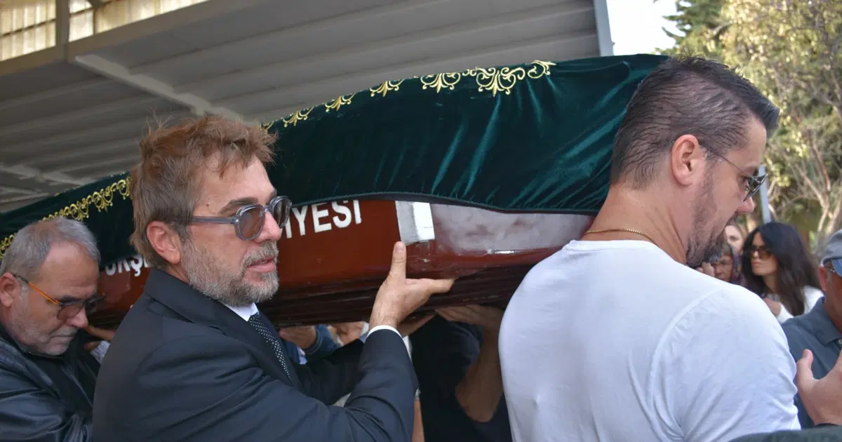 Engin Altan Düzyatan’ın babası son yolculuğuna uğurladı
